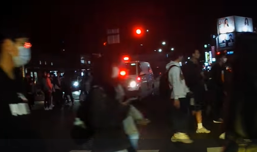 ▲▼新竹車站一票行人「無視鳴笛」過馬路　救護車被迫減速暫停。（圖／新竹爆料公社）