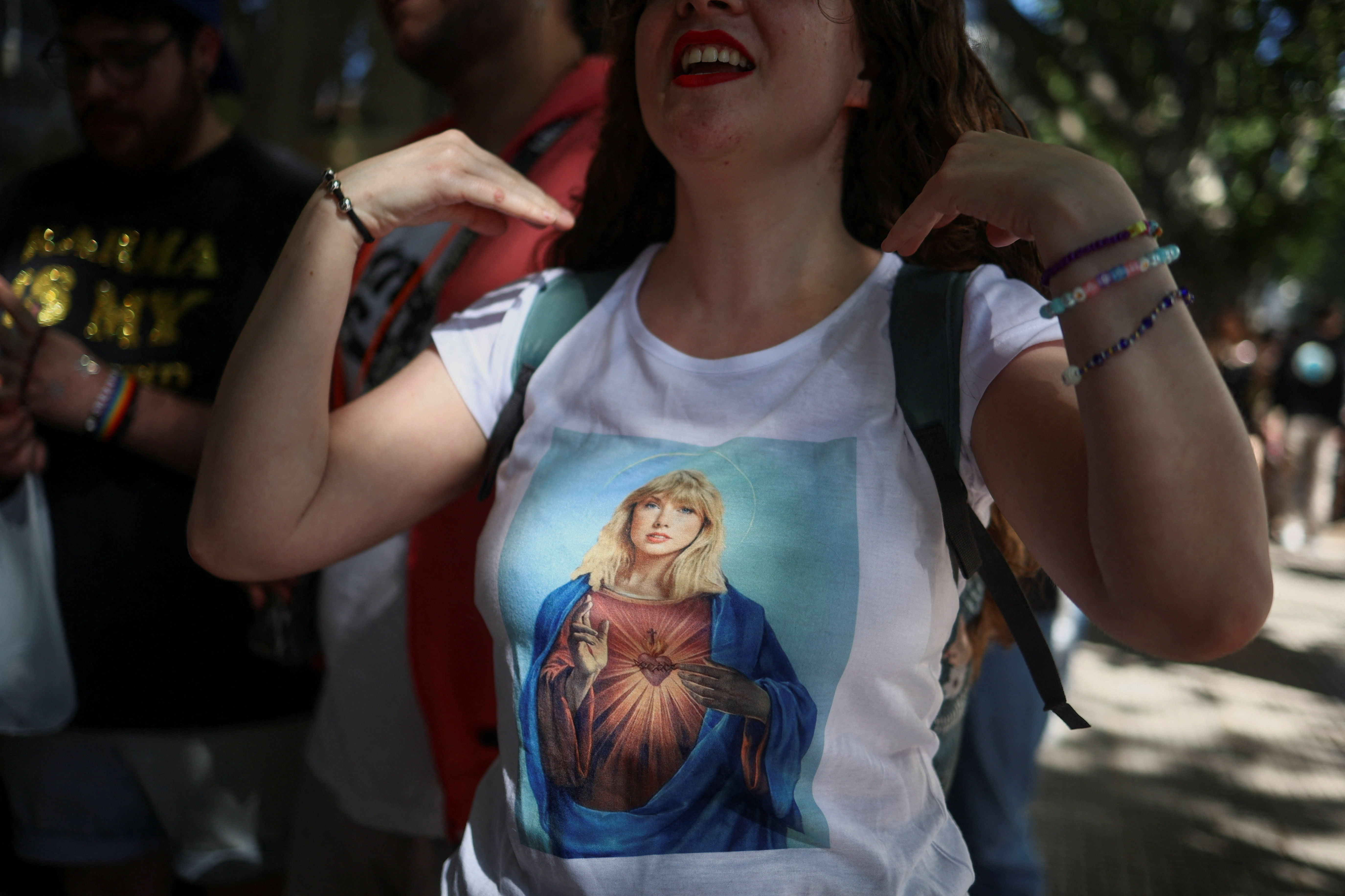 ▲泰勒絲到阿根廷辦演唱會，粉絲的T恤上將她的臉取代耶穌。（圖／路透）