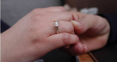 遊戲打一半突被「下跪求婚」!她慌亂喊:先打會戰 男友心碎了