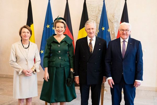 德國總統史坦麥爾（右起）、比利時國王菲利普、王后瑪蒂爾德、德國第一夫人比登本德見面。（翻攝bundespraesident.steinmeier IG）