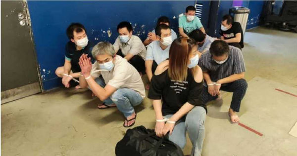 今年11月刑事局與馬來西亞警方合作，馬國警方搗破假檢警詐團大本營逮捕19人，遣返其中10人回台。（示意圖／刑事局國際科提供）