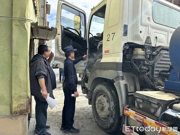 ▲▼高雄市岡山分局鑑於大型車輛的車身長、噸位大，視覺死角多，呼籲大車應加裝視野輔助器，還特地到府指導降低憾事發生。（圖／記者吳世龍翻攝）