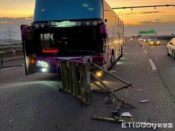 ▲國道彰化路段半聯結車鐵架掉落3車輾過。（圖／記者唐詠絮攝）