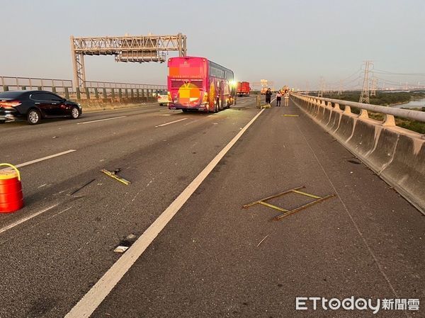 ▲國道彰化路段半聯結車鐵架掉落3車輾過。（圖／記者唐詠絮攝）