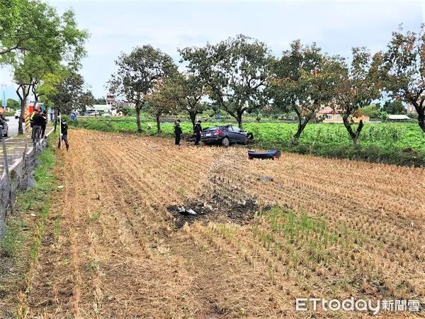 ▲胡姓女駕駛衝進農田再撞樹，當場無生命跡象，經緊急送醫仍不治。（圖／民眾提供）