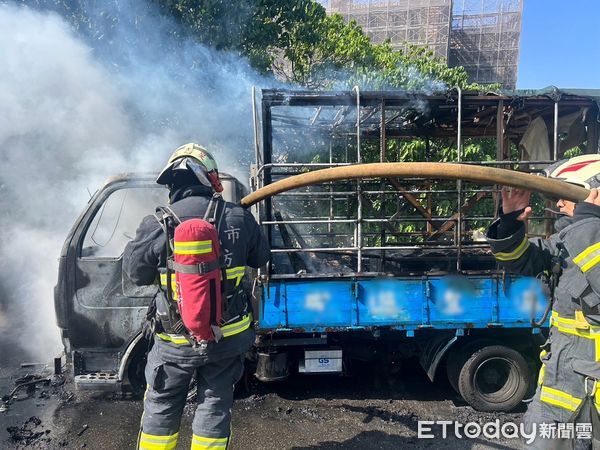 ▲國3南下47K小貨車起火燃燒，警消抵達迅速將火勢熄滅。（圖／記者陸運陞翻攝）