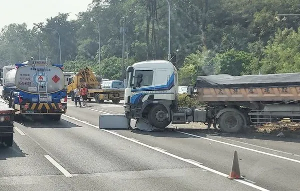 ▲▼國1砂石車衝出匝道護欄　鼎金系統交流道回堵6公里  。（圖／翻攝記者爆料網）