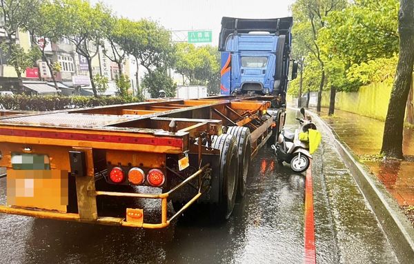 ▲桃園市政府交通大隊指出，上月間發生多起大型車輛事故造成6人死亡事故，視線死角與內輪差為主要原因。（資料照／桃園市交大提供）