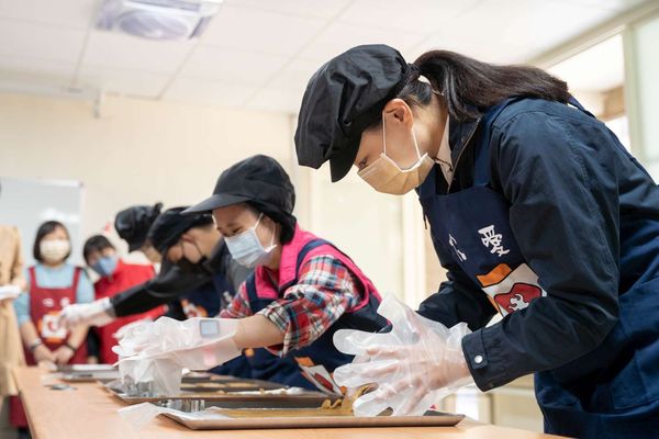 ▲新竹市長高虹安體驗手作餅乾。（圖／新竹市政府提供）