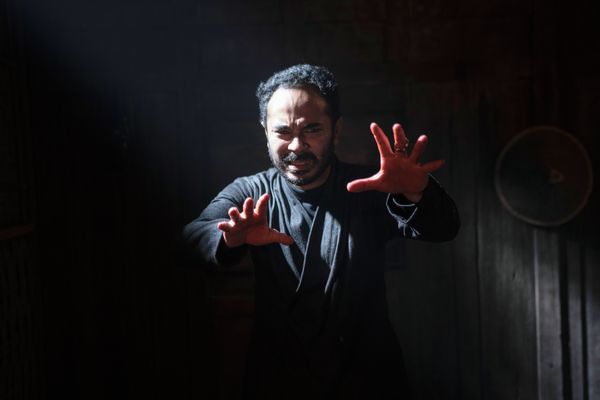 ▲《屍禁》女子高薪洗屍遭「半身鬼」索命。（圖／威視提供）