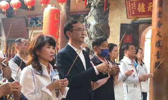 ▲朱立倫陪同詹琬蓁赴璿宿上天宮上香祈福。（圖／國民黨提供）