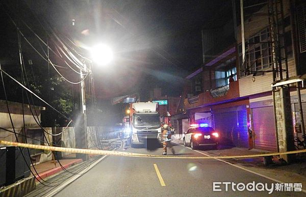 ▲桃園市八德區和平路、航安街口處今天凌晨發生大貨車過彎時，撞斷路口電桿，警消與台電人員到場處理。（圖／記者沈繼昌翻攝）