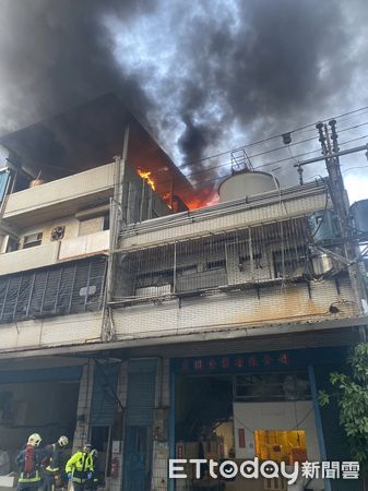 ▲三峽電路板工廠頂樓起火，2名警消不慎吸入化學濃煙嗆傷。（圖／民眾提供）