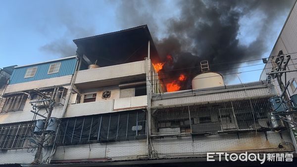 ▲三峽電路板工廠頂樓起火，2名警消不慎吸入化學濃煙嗆傷。（圖／民眾提供）