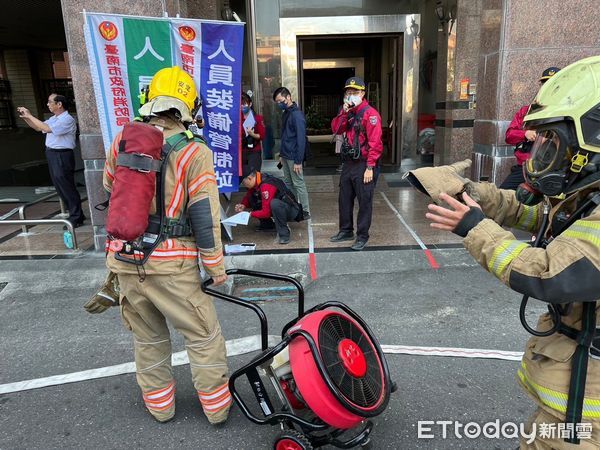 ▲台南市消防局第四大隊辦理辦公大樓及地下室汽車火警搶模擬演練，以熟悉類似建物搶救動線，加強訓練消防人員出勤搶救應變及迅速掌握現場狀況能力。（圖／記者林東良翻攝，下同）