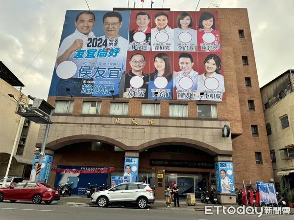 ▲▼戰隊成形！侯康配高雄競總合體看板上架　市黨部：選情穩定成長中。（圖／記者賴文萱翻攝）