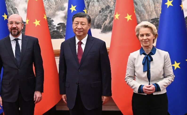 ▲▼（左起）歐盟理事會主席米歇爾、中國國家主席習近平與歐盟執行委員會主席范德賴恩。（圖／翻攝自twitter.com/CharlesMichel）
