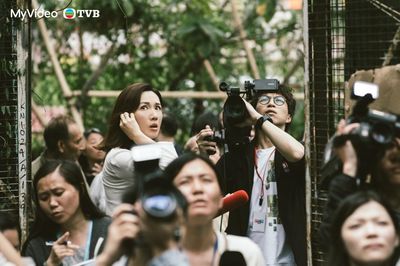 佘詩曼遇街頭槍戰「扛攝影機繼續拍」！新聞主播宮鬥秒變臉