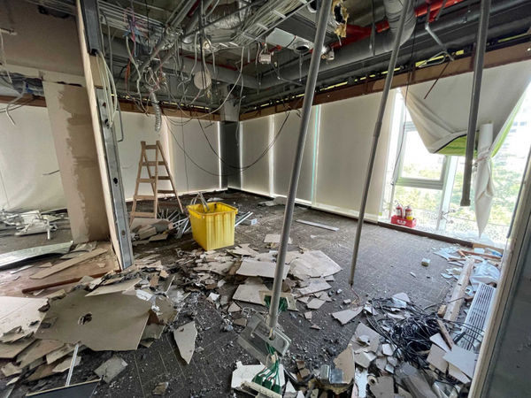 管委會控訴，馬光中醫在拆除原先裝潢施工時打破消防灑水器，造成4樓以下一路慘淹至B5。（圖／當事人提供）