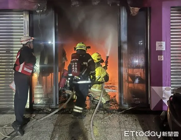 ▲台南東區東門路一段1家服飾店凌晨發生火警，消防人員全力滅火，並救出人嗆傷送醫。（圖／記者林東良翻攝，下同）