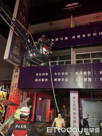 ▲台南東區東門路一段1家服飾店凌晨發生火警，消防人員全力滅火，並救出人嗆傷送醫。（圖／記者林東良翻攝，下同）