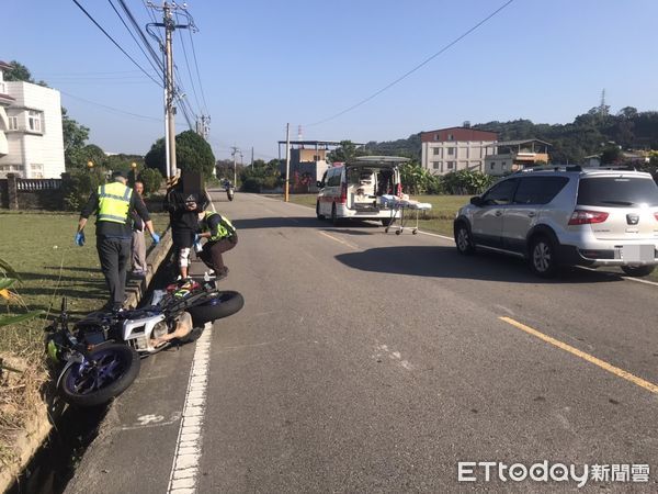 ▲▼苗栗公館鄉1輛大重機為閃避對向自小客跨越車道，失控摔落路旁水溝，騎士手腳及腹部擦挫傷。（圖／記者蔡文淵翻攝）