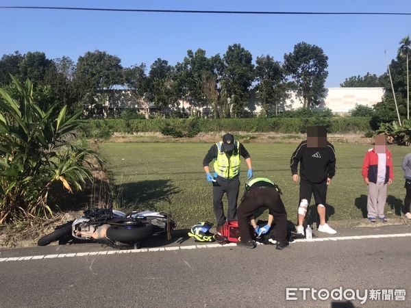 ▲▼苗栗公館鄉1輛大重機為閃避對向自小客跨越車道，失控摔落路旁水溝，騎士手腳及腹部擦挫傷。（圖／記者蔡文淵翻攝）