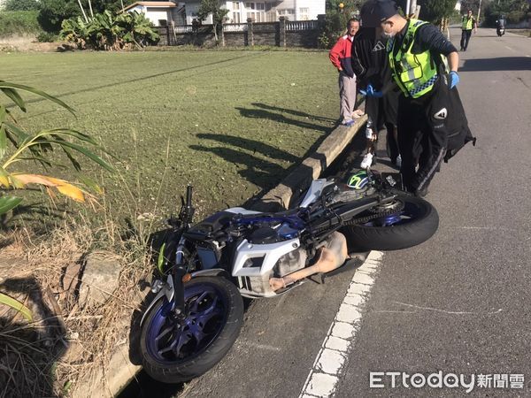 ▲▼苗栗公館鄉1輛大重機為閃避對向自小客跨越車道，失控摔落路旁水溝，騎士手腳及腹部擦挫傷。（圖／記者蔡文淵翻攝）