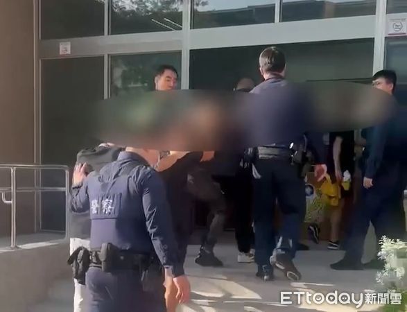 ▲▼酒後想認識落單男子被拒，12人街頭打混仗，警察噴灑辣椒水壓制。（圖／民眾提供，下同）