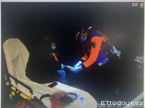 ▲台南市警察局新化分局唪口派出所啟動救援，在新化區國道八號下方涵洞附近尋獲已呈現昏迷狀態的朱男，員警提供糖果給予朱民舒緩低血糖症狀，並聯繫救護車輛及家屬到場送醫。（圖／記者林東良翻攝，下同）