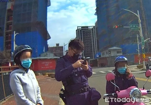 ▲3名印尼籍女移工騎車紅燈左轉遭警攔查。（圖／桃園警分局提供）