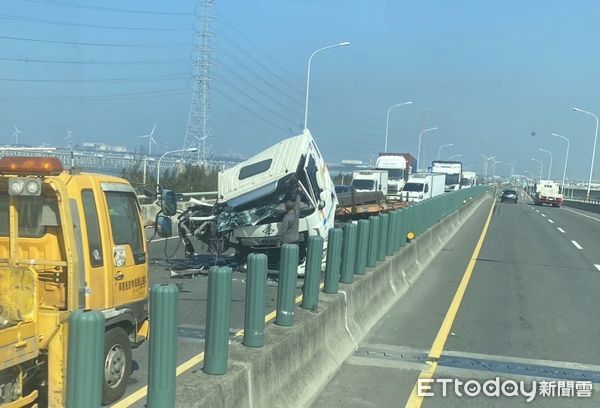 ▲▼ 西濱鹿港段聯結車撞2緩撞車。（圖／記者唐詠絮翻攝）