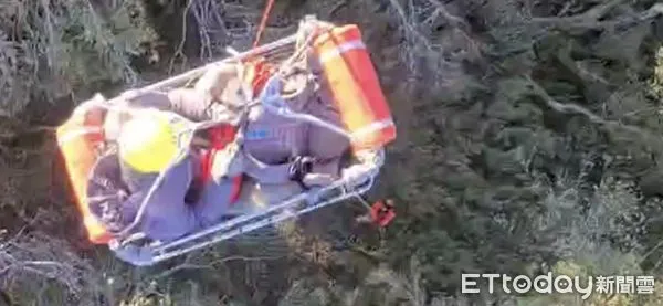 ▲▼空勤總隊直升機出動將傷患以吊掛方式入機艙後載運下山就醫。（圖／記者王兆麟翻攝，下同）