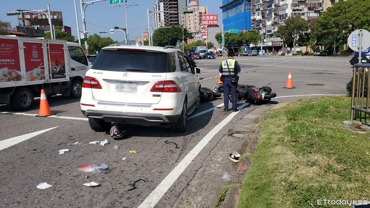 追撞4機車影像曝！1騎士捲車底身亡　賓士車主：不知道怎麼撞的 | ETtoday社會新聞 | ETtoday新聞雲