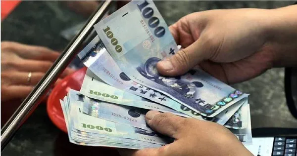 一名33歲的女網友工作10年存款只有5位數，讓她相當焦慮。（示意圖／報系資料照）