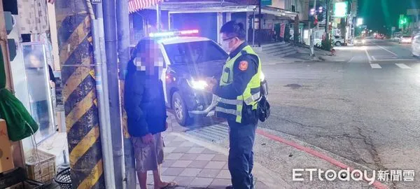 ▲員警發現老人蹲坐路旁上前關心，並護送回家。（圖／記者楊漢聲翻攝）