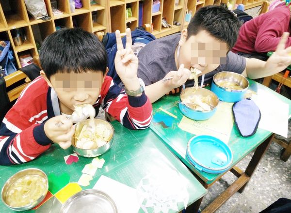 ▲桃園市教育局今天宣布，即起開放學校營養午餐使用液蛋食材，學童食用液蛋製作的蒸蛋。（圖／教育局提供）