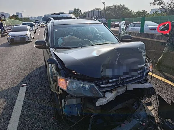 ▲▼             1輛戰備督導車返回桃園楊梅營區路上，行經國1北竹北路段時發生車禍。（圖／翻攝自「靠北長官永不停止」）