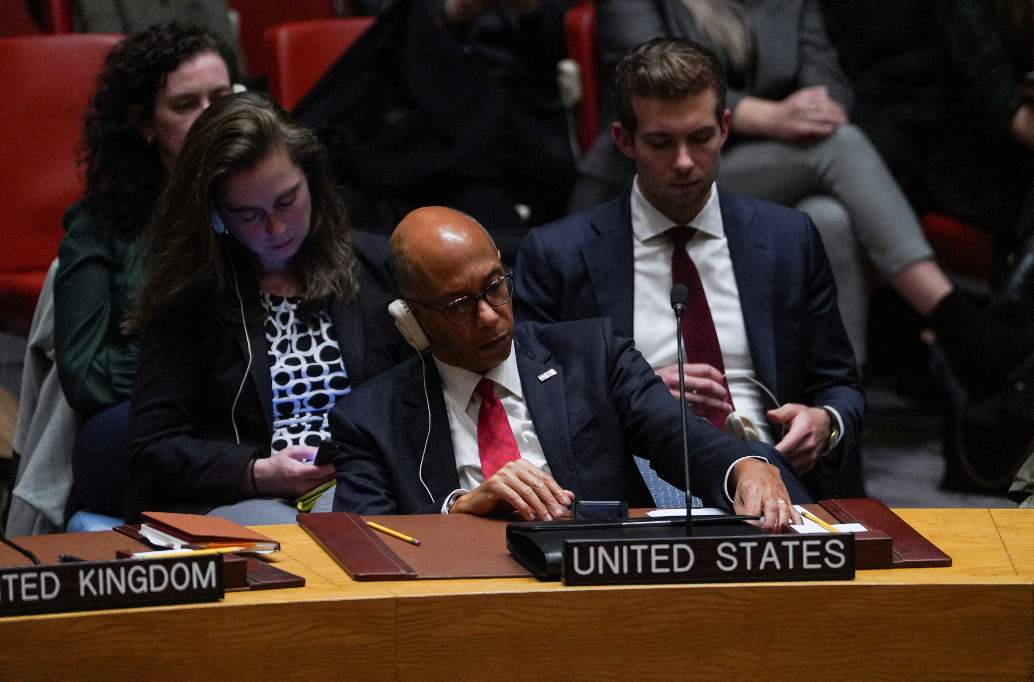 ▲美國駐聯合國副大使伍德（Robert Wood）12月8日出席就解決以色列與巴勒斯坦伊斯蘭組織哈瑪斯衝突中人道主義危機的安理會會議。（圖／路透）