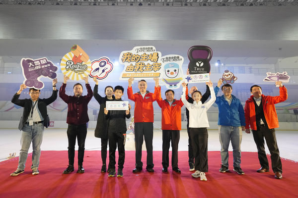 ▲滑冰協會秘書長吳倫閑（左起）、蔡玉鳳、李宇翔及北捷總經理黃清信。。（圖／滑冰協會提供）