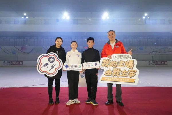 ▲滑冰協會秘書長吳倫閑（左起）、蔡玉鳳、李宇翔及北捷總經理黃清信。。（圖／滑冰協會提供）