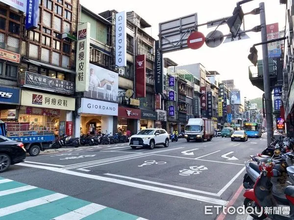 ▲▼基隆房市,阿瘦皮鞋,GIORDANO,LANEW,馬路,行人地獄,交通,停等區,標線,左轉。（示意圖／記者鄺郁庭攝）