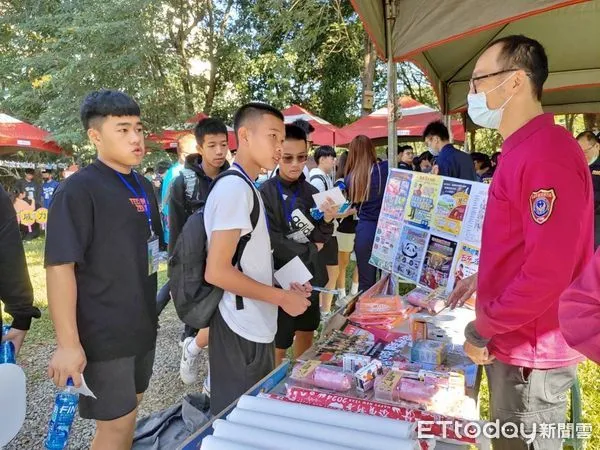 ▲台南市消防局第一大隊舉辦「府城少年育樂營」，針對來訪的200多位青少年實施防火防災觀念宣導。（圖／記者林東良翻攝，下同）