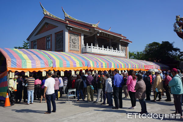 ▲南紡購物中心董事長暨財團法人侯永都社會福利慈善事業基金會創辦人侯博明，回故鄉北門區的二重港仁安宮發放冬令慰問金，共發出787萬元慰問金，合計有2335人受惠。（圖／記者林東良翻攝，下同）