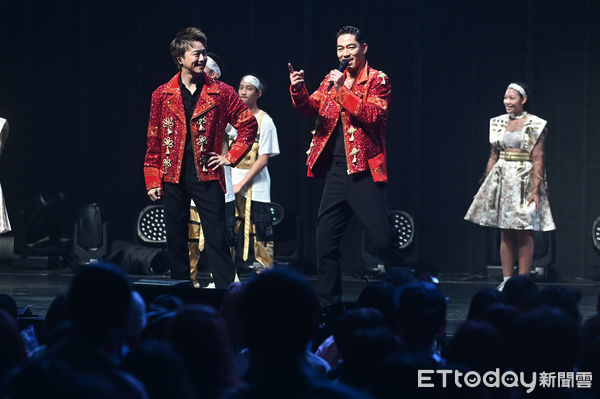 ▲▼日團EXILE放浪兄弟演唱會，主唱TAKAHIRO(左)、AKIRA(右)。（圖／記者李毓康攝）