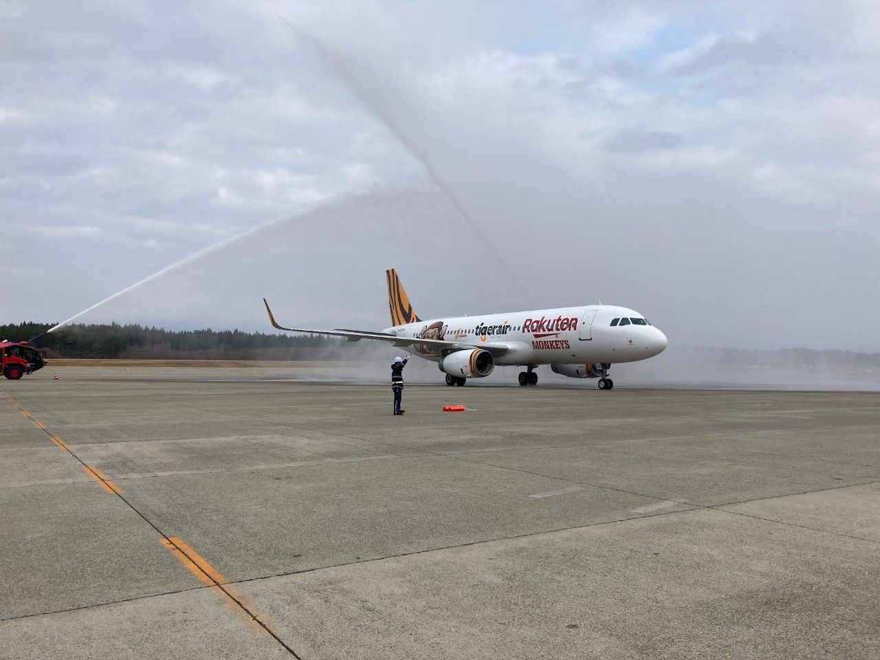 ▲▼秋田機場安排灑水慶祝儀式迎接首航班機。（圖／虎航）