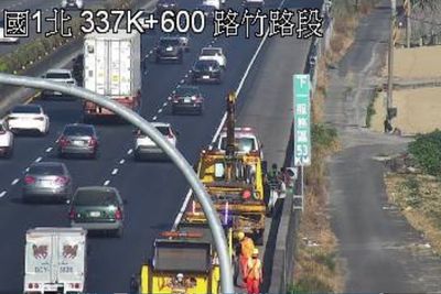 快訊/國1北路竹段轎車疑自撞!1人頭部腫脹送醫