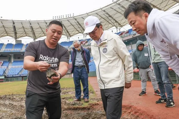 ▲桃園市長張善政勘查桃園棒球場。（圖／桃園市體育局提供）