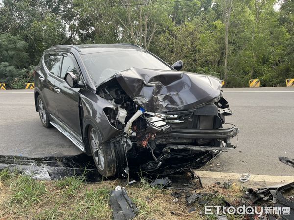 ▲▼金門縣金湖鎮環島北路二段、司法大道路口自撞路樹車禍。（圖／記者林名揚翻攝）