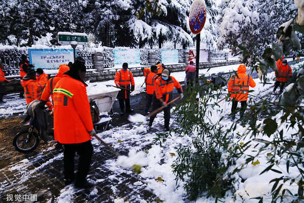 ▲鄭州下暴雪，鏟雪車及人力雙管齊下清掃積雪。（圖／CFP）